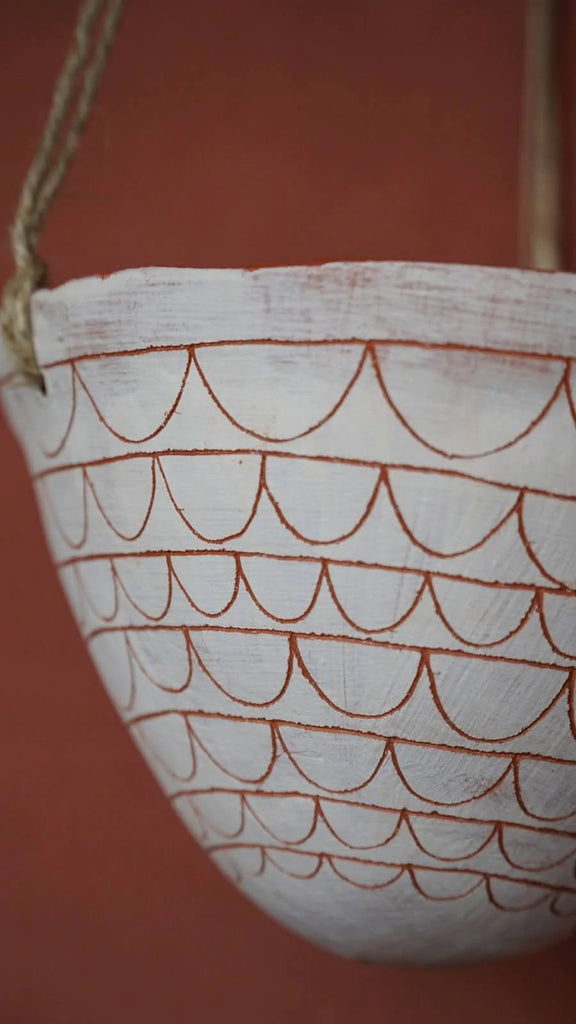 Scalloped Garland Hanging Planter in White & Terracotta